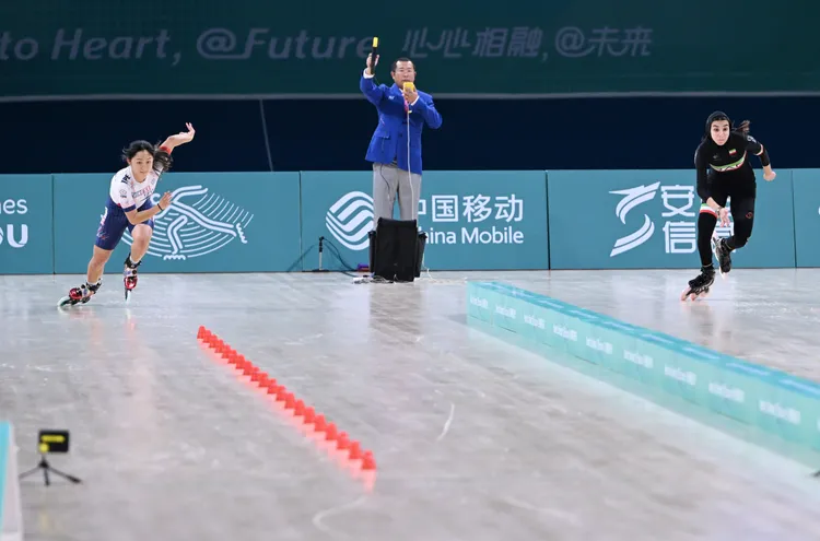 劉巧兮（左）與伊朗選手阿瑪迪爭金。新華社