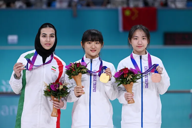 劉巧兮（中）奪金、丁于恩（右）獲銅牌，左為銀牌的伊朗選手阿瑪迪。