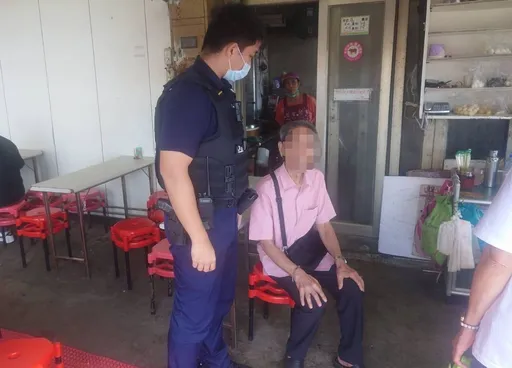 老翁漁港散步忘了回家路　警從他手上這東西找到家人接回