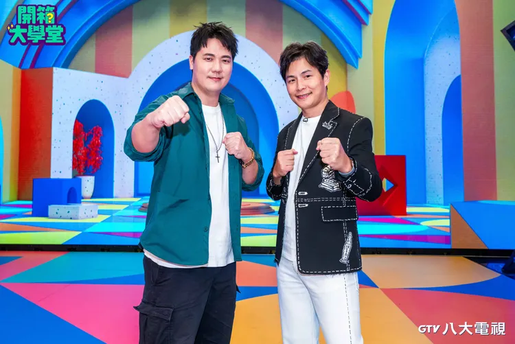 惟毅（左）升級新手爸爸，胖了一些，對孫協志苦笑說誰說帶孩子會變瘦。八大提供