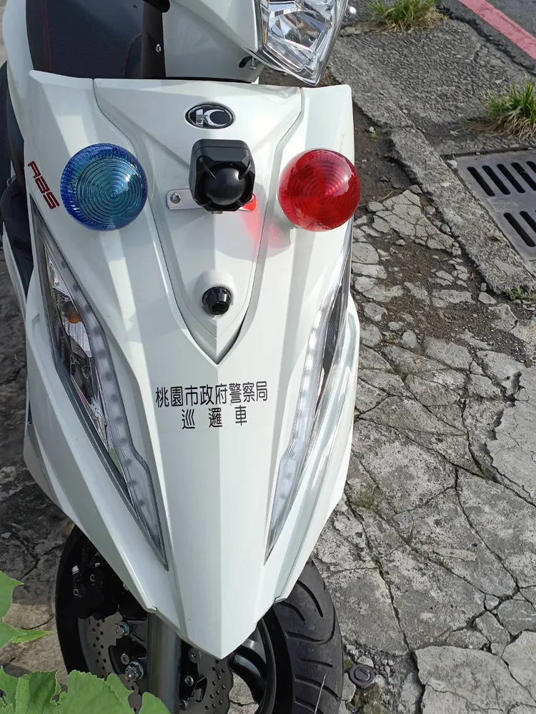 桃警澄清，警用機車車頭上方為蜂鳴器、下方為行車紀錄器，僅供一般行車紀錄使用。桃園市警局交通大隊提供
