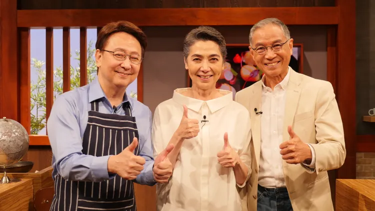 李四端（左起）專訪賴佩霞、謝志鴻夫婦。MOMOTV提供