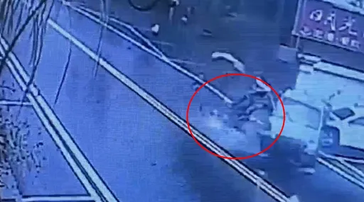 小貨車失控打滑 驚悚!乘客遭噴飛甩出車外畫面曝光