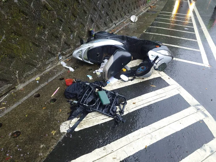 路邊遭撞的機車。翻攝畫面