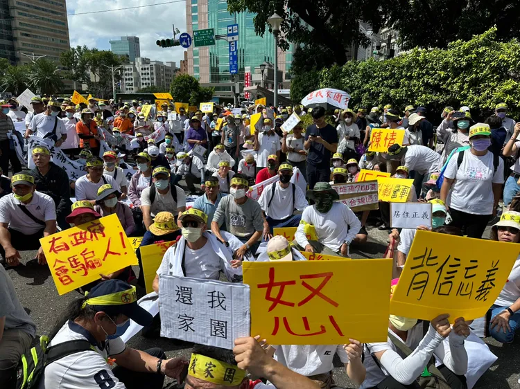 航空城拆遷戶居民組成自救會，北上抗議。黃世杰辦公室提供