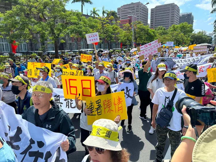 逾千位居民到行政院陳抗。黃世杰辦公室提供