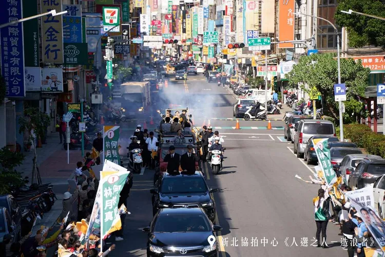 《人選之人─造浪者》於新北三重正義南路拍攝競選掃街拜票俯瞰畫面。大慕影藝國際事業股份有限公司提供