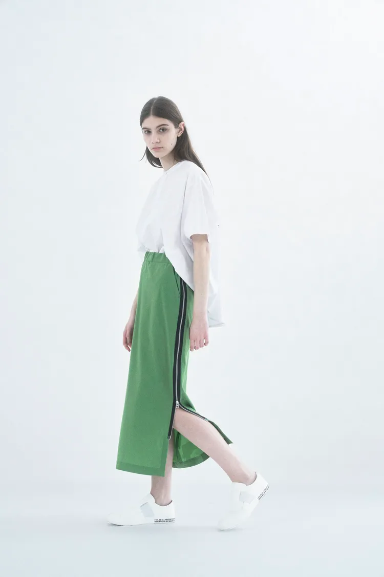 千鳥刺繡立領短袖上衣1萬200元​、平展運動拉鍊直筒長裙1萬2200​元。品牌提供