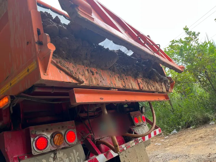 砂石車尾門故障開啟致砂石掉落國道。國道警方提供