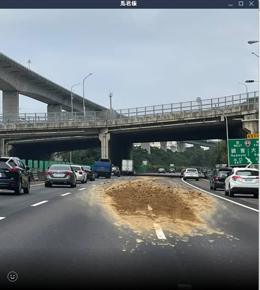 尾門故障致砂石掉落國道！6車受損　國道警迅速逮砂石車司機法辦