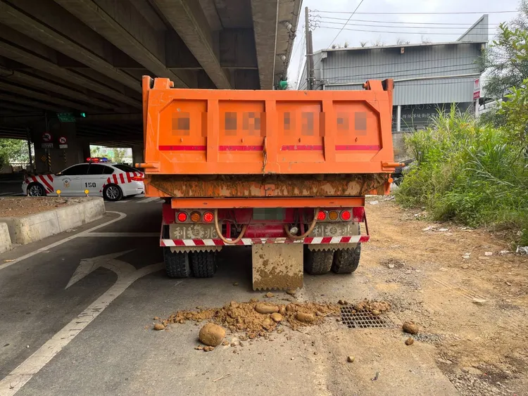 警方迅速攔下闖禍的砂石車。國道警方提供