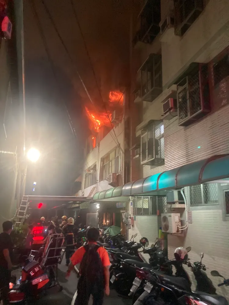 火勢猛烈。讀者提供