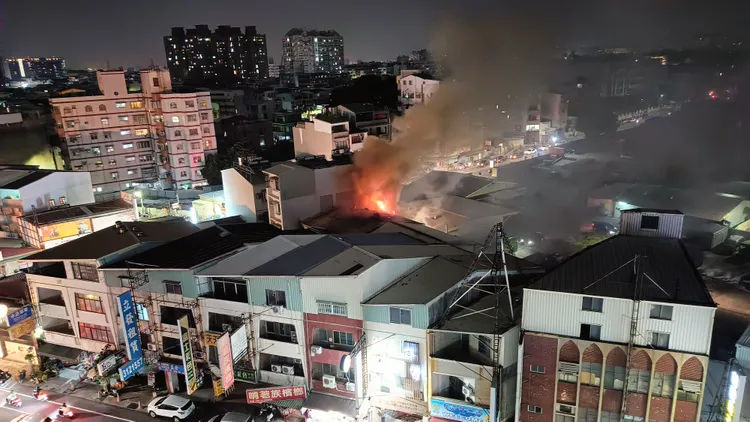 遠處仍可見熊熊火光。取自記者爆料網