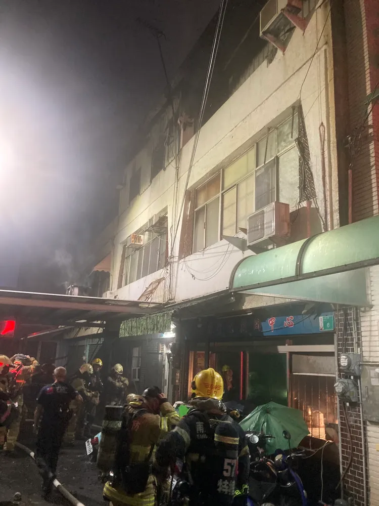 警消約花15分鐘撲滅火勢。讀者提供