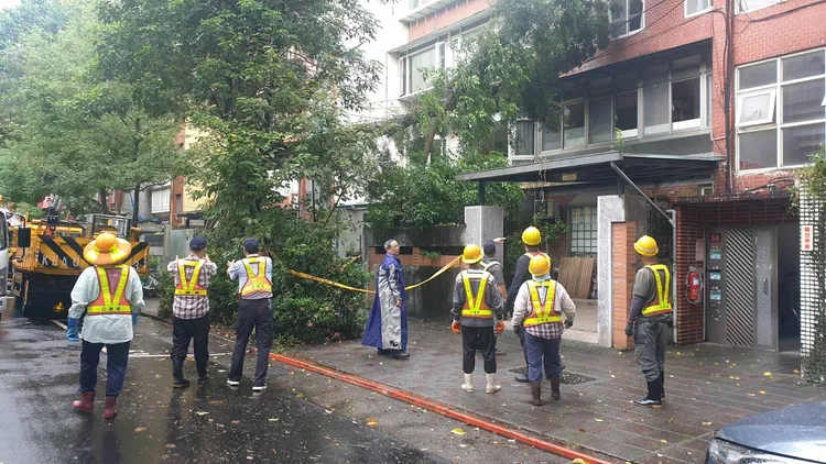 相關單位封鎖現場。翻攝畫面