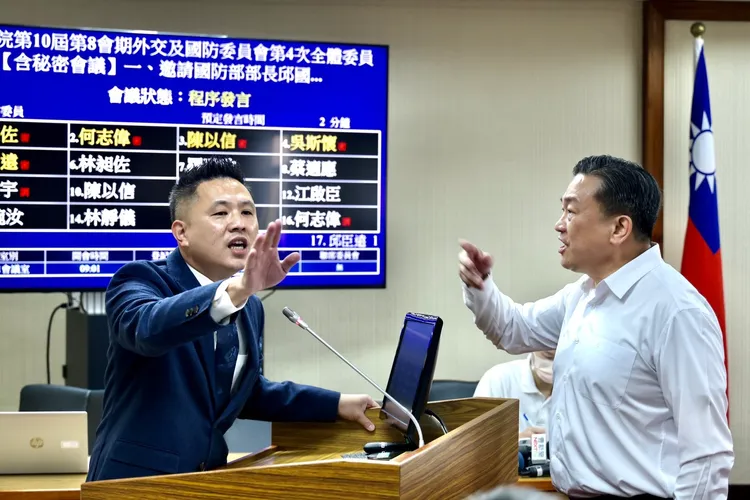 國民黨立委陳以信因臨時提案和民進黨立委王定宇舌戰。林林攝