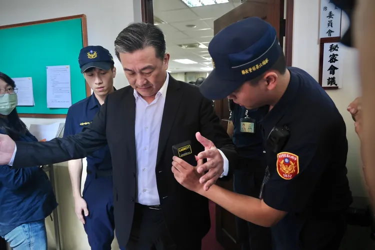 外交及國防委員會今拍板，未來機密會議都需要電子搜身。林林攝