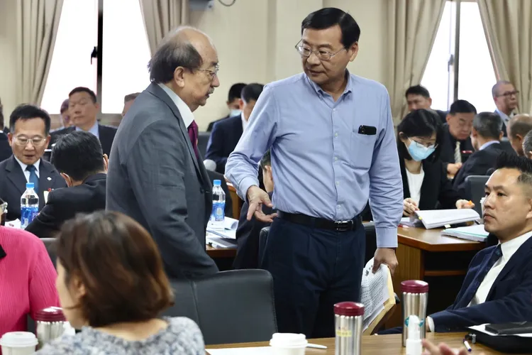 立院外交及國防委員會今氣氛詭譎，藍綠黨鞭都到場。林林攝