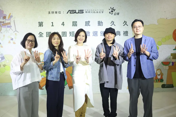 第14屆感動久久評審團，導演賀照緹（左起）、導演傅天余、演員劉品言、導演陳映之、導演許承傑。公視提供