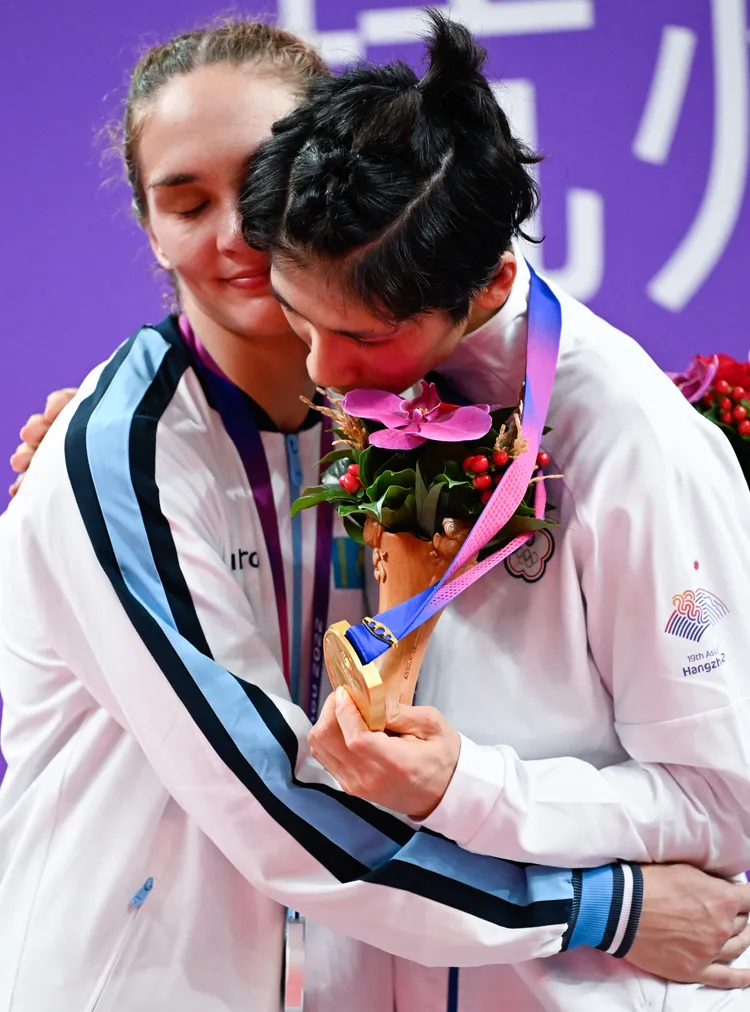 林郁婷（右）與金牌戰對手哈薩克的伊布拉吉穆瓦擁抱。新華社