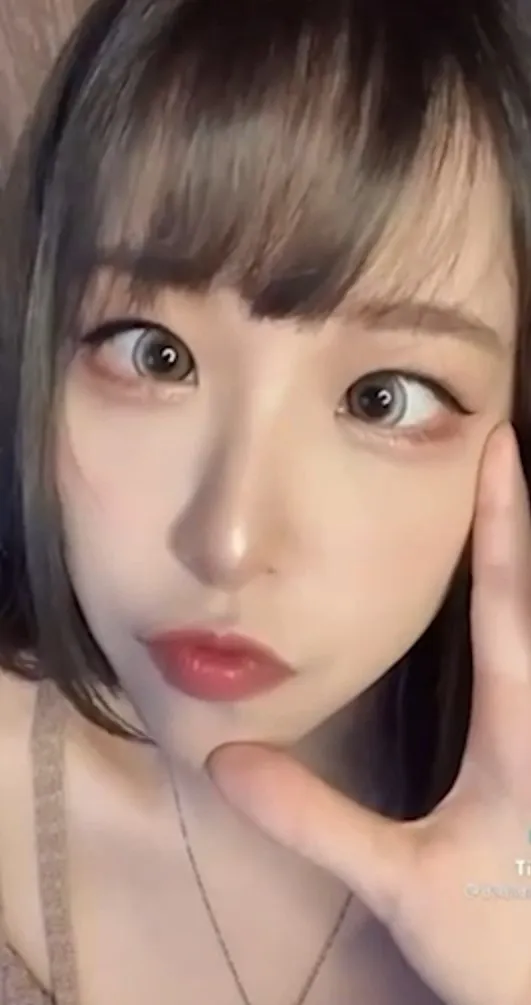 短髮妹子鬥雞眼搞怪。TikTok :dadadada0124 提供