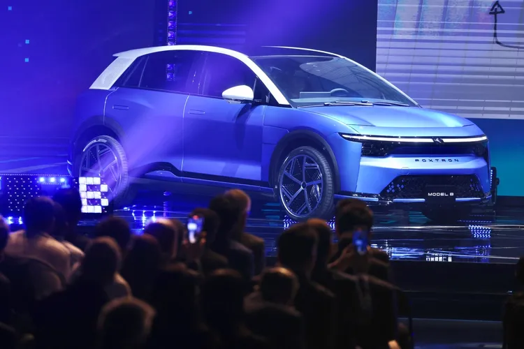 黃仁勳稱讚鴻海電動車MODEL B是年輕夫妻理想的車。林林攝