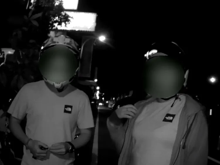 警方攔下騎乘噪音車的雙載男女。桃園警分局提供