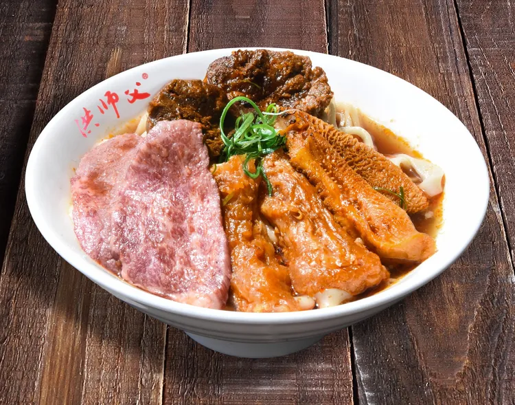 洪師父牛肉麵「頂級炙燒和牛大四喜」每碗988元、限量5份。翻攝台北市牛肉麵交流發展協會粉絲團