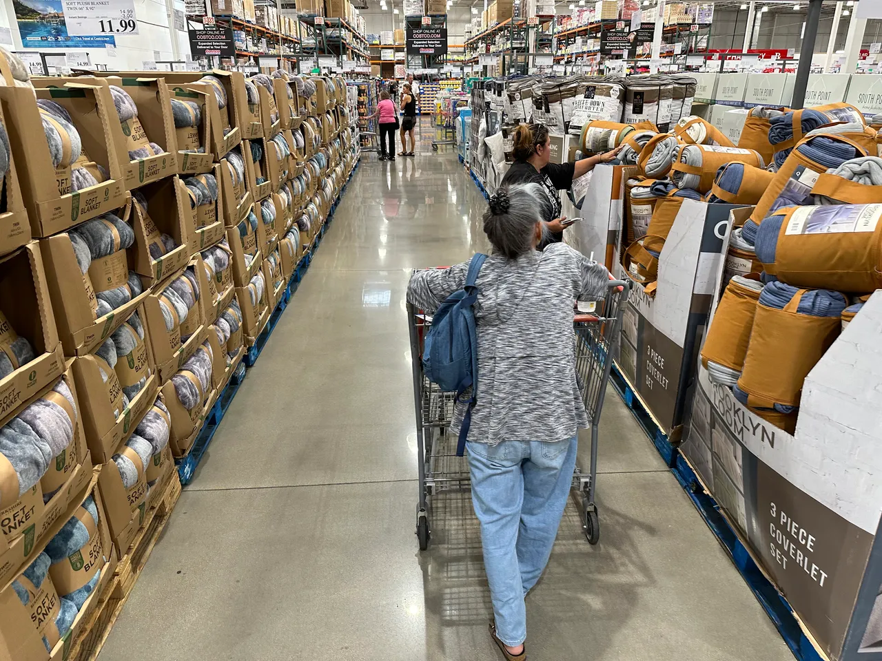 美國科羅拉多州消費者在一間Costco選購。美聯社