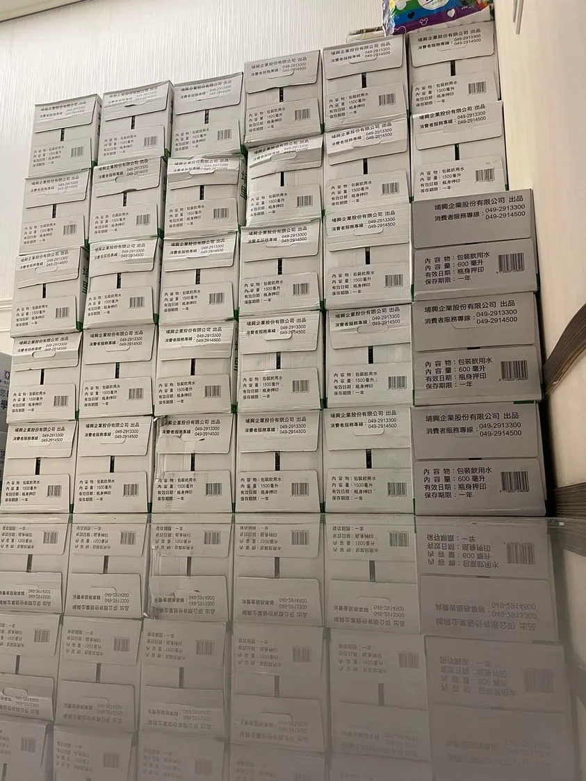 侯怡君曬出家中壯觀的礦泉水牆,全是她獨自一人搬回家。取自侯怡君臉書