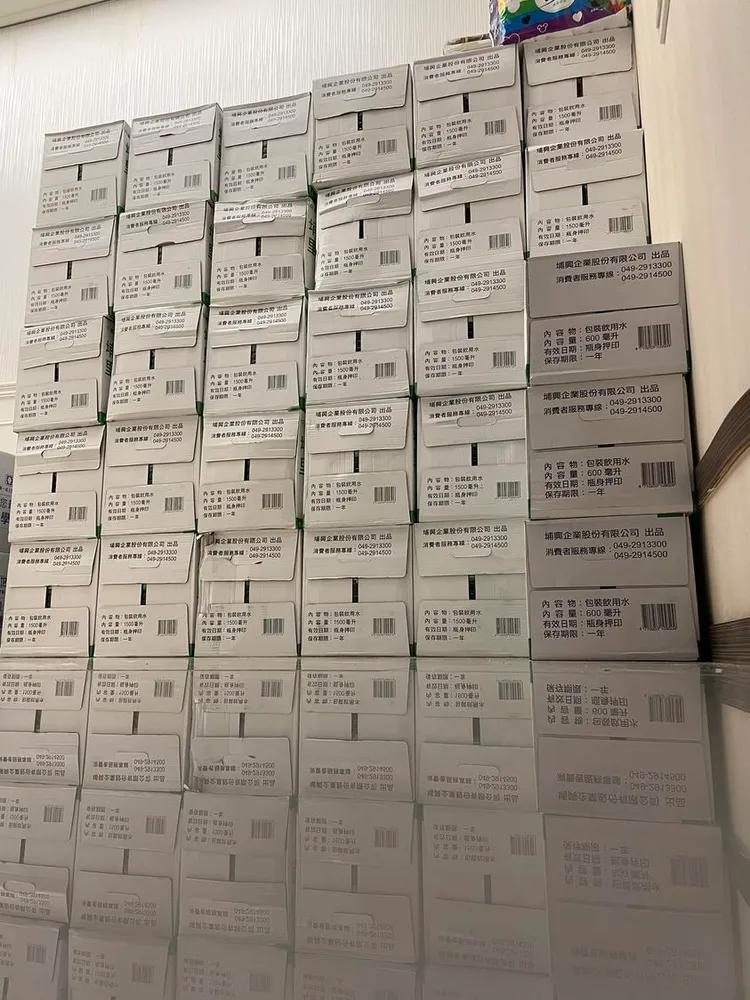 侯怡君曬出家中壯觀的礦泉水牆，全是她獨自一人搬回家。取自侯怡君臉書