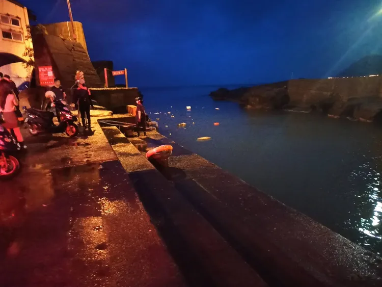 宜蘭大溪舊漁港當時天色昏暗，駕駛疑因誤信導航駕車衝落海。宜蘭縣消防局提供