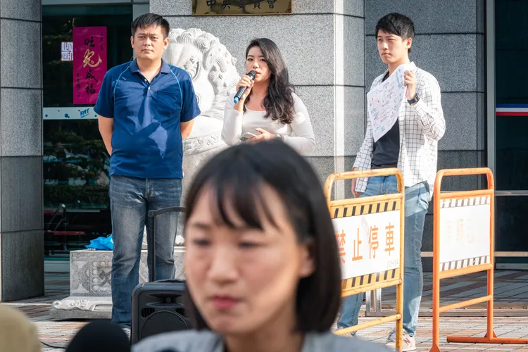 謝佩芬昨下午在國民黨中央黨部前受訪，惹火一旁在彩排國民黨國慶升旗活動的楊智伃。國民黨提供