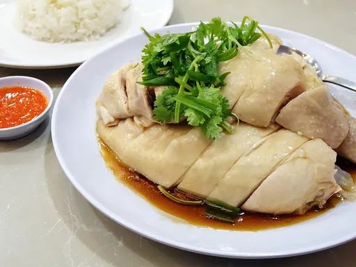 駕照用「海南雞飯」換的嗎?美女駕駛撞上指揮交通者 吊銷駕照5年