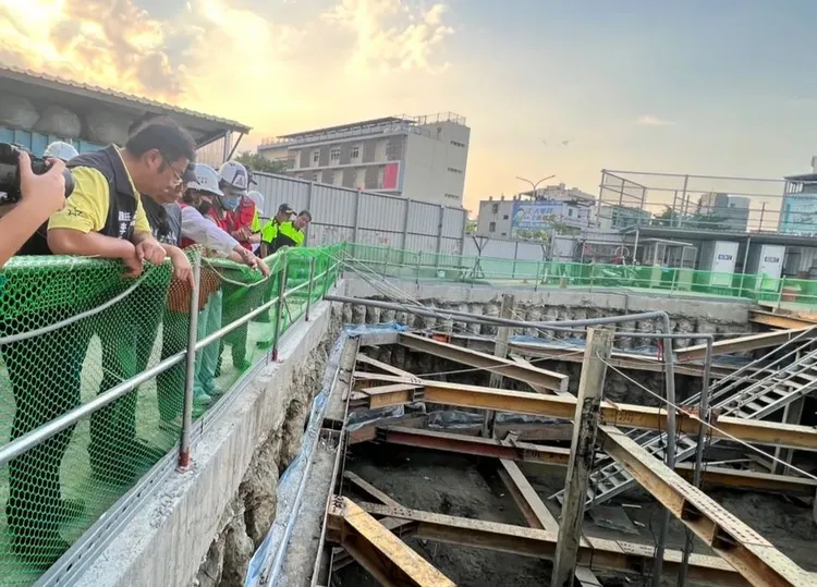 竹市和平路20巷道路疑因工地施工導致下陷。新竹市府提供