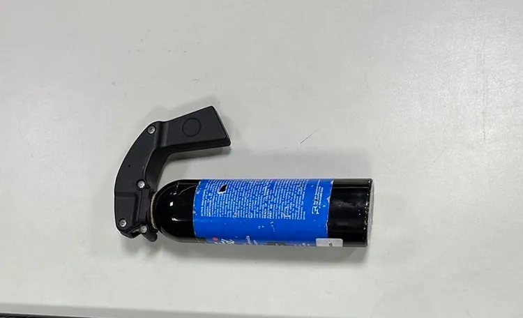 汪男友人持辣椒水闖進派出所。翻攝照片