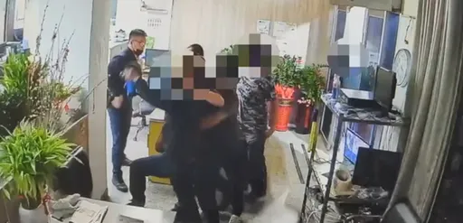 基隆鬧事男被逮捕!3莽男為挺朋友竟持辣椒水闖派出所 下秒全遭逮捕送辦