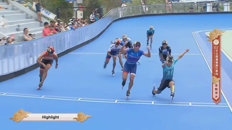 黃玉霖(紅圈)提前慶祝，他左側趙祖政伸長腿逆轉奪金。翻攝自112年全國運動會在臺南官方YT頻道