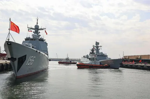 跟美國航母打擊群拼場？解放軍6戰艦也出現中東海域　