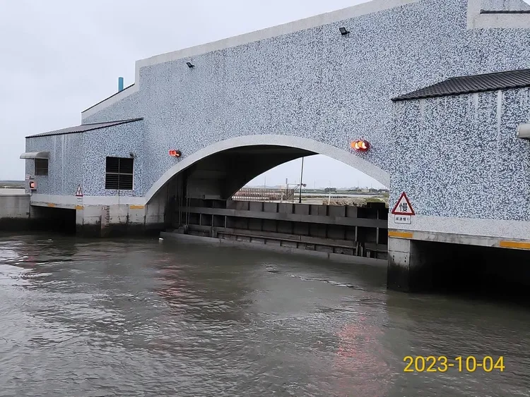 水利局關閉「六成排水防潮閘門」，避免海水倒灌。水利局提供