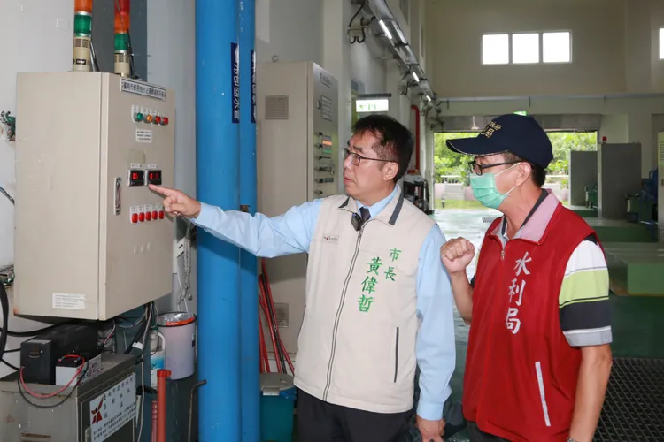 黃偉哲上午前往喜樹抽水站視察，指示各單位嚴陣以待。市府提供