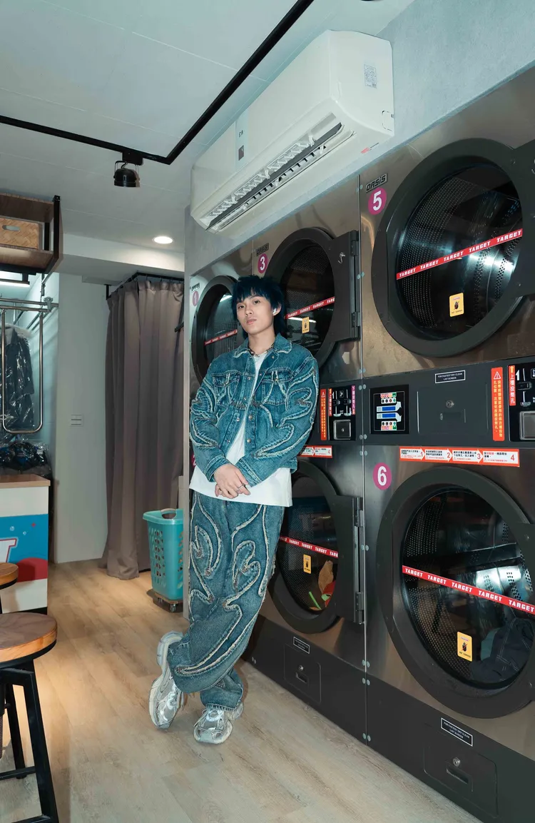 20歲的Juice Boy 挾著多首創作在YT累積千萬點閱高人氣闖樂壇。華納音樂提供