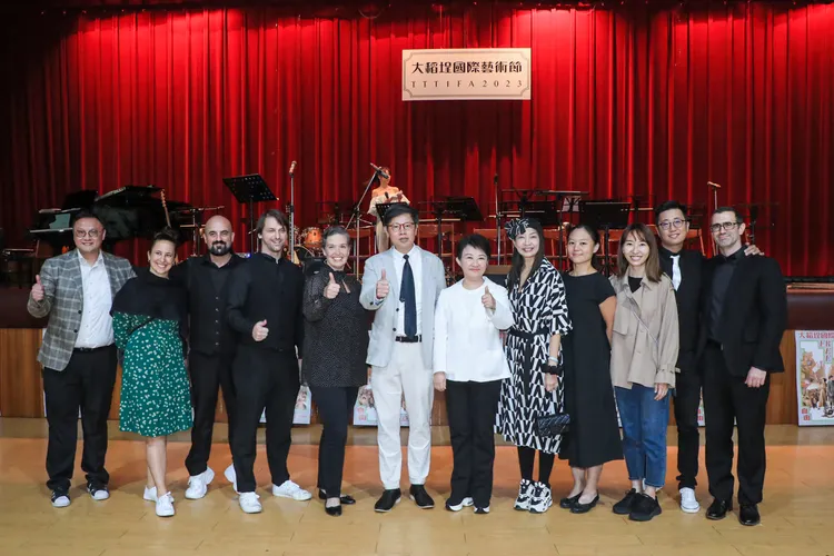 盧秀燕、孫曉雅與現場民眾合影。市府提供