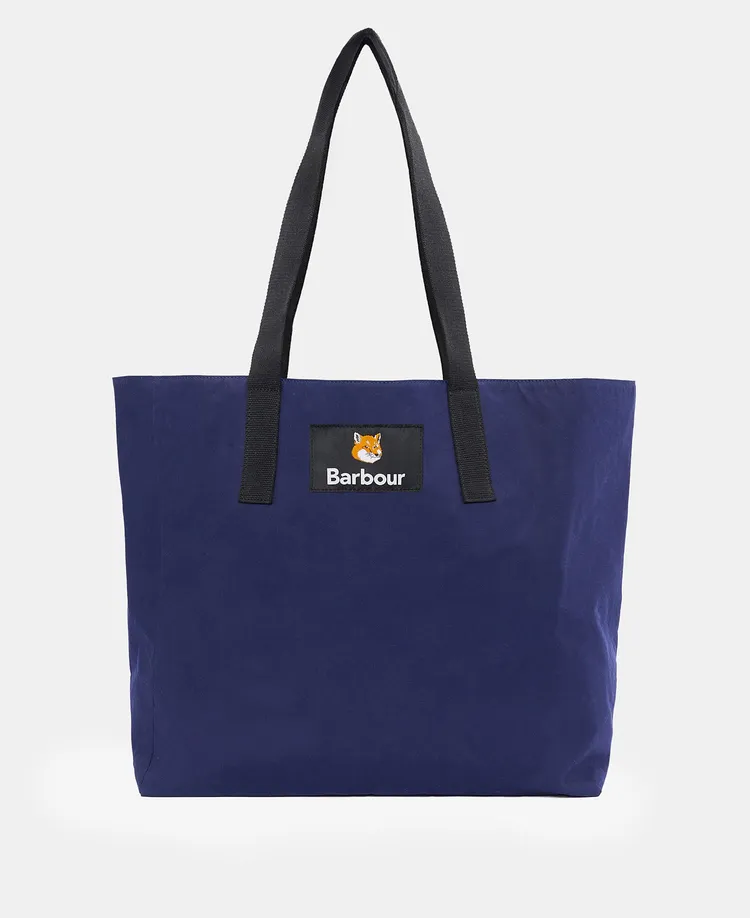 雙面防水托特包，7200元。品牌提供