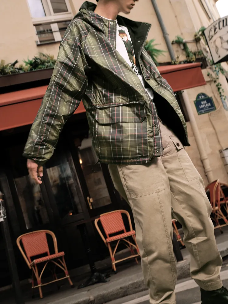 Barbour經典的防水外套以活潑格紋點綴。品牌提供