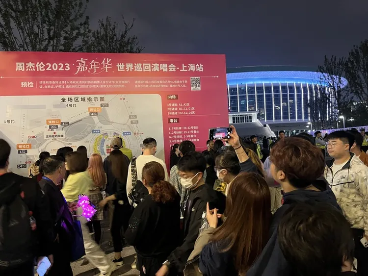 歌迷必須連過3關才能入內，先看路徑圖了解如何進場。圖攝於10月13日。中央社