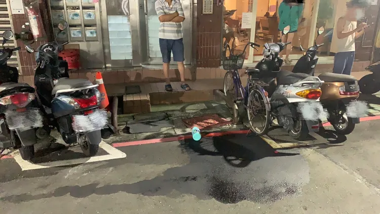 三重某公寓前遭人點燃汽油縱火，所幸無人受傷。翻攝畫面