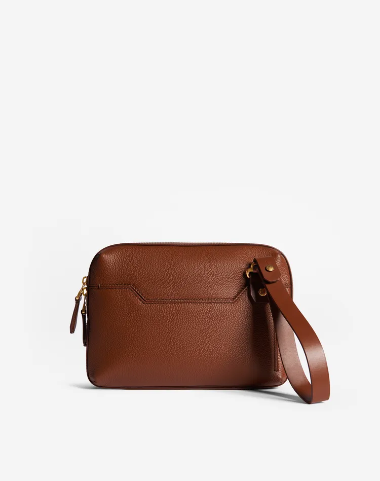 1893 HARNESS深棕色拉鍊手拿包，3萬3500元。品牌提供