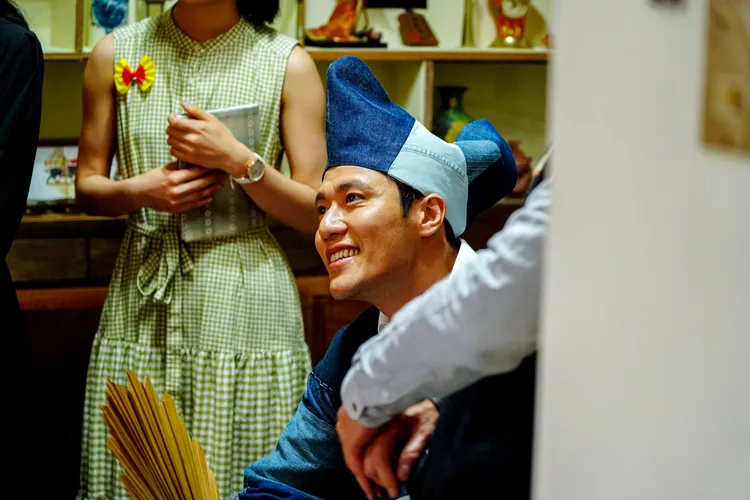 濟公降駕臨張睿家身上，點破清水嬸王淑娟不願讓王識賢修復掛號櫃檯的主因。華視提供