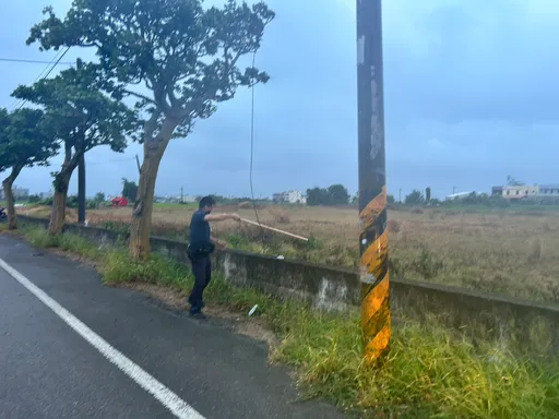小犬颱風吹落電纜線 害台中男騎士絆倒!多處骨折送醫